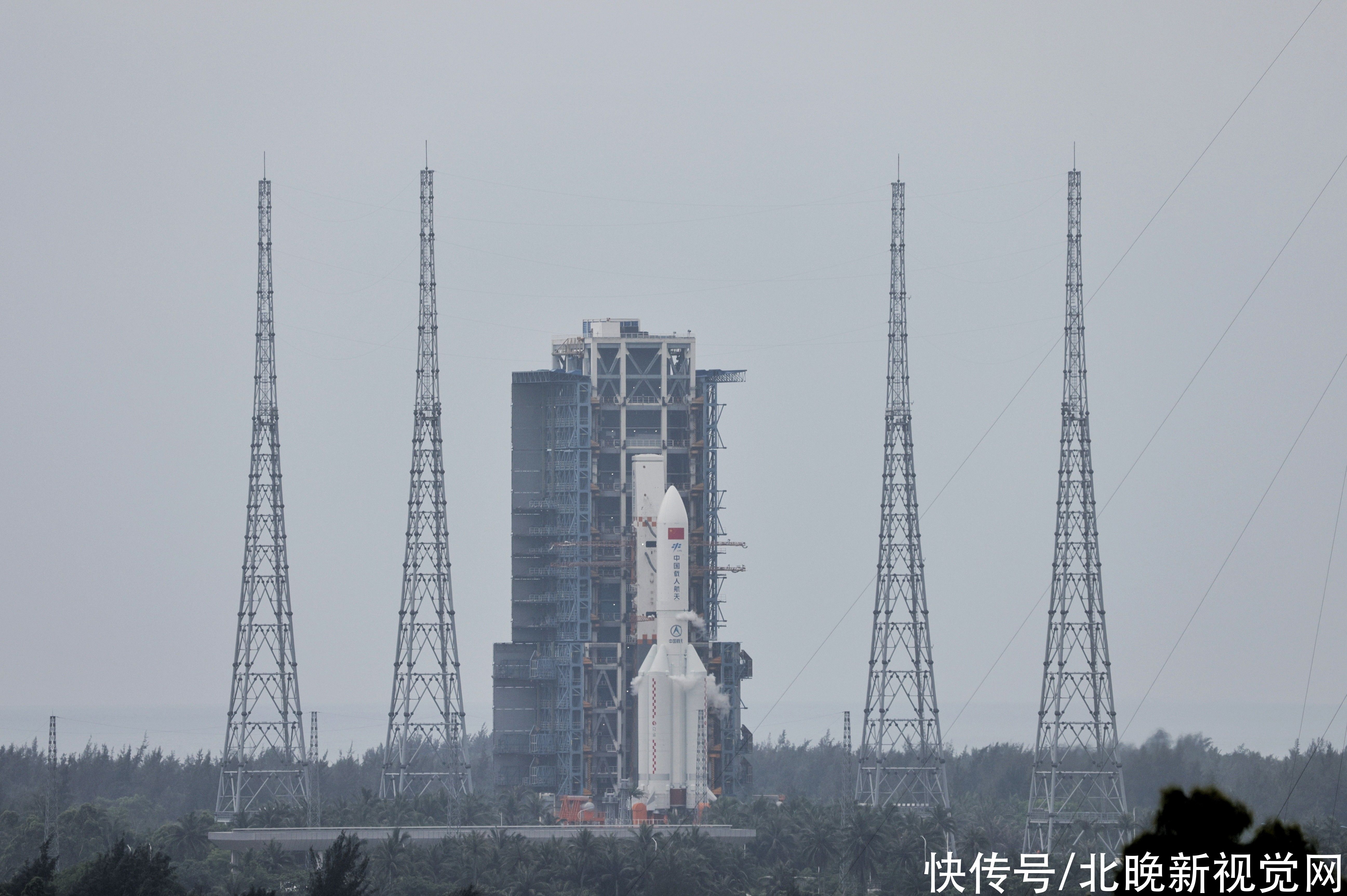 中国空间站天和核心舱发射在即，长五工位三个回转平台全打开