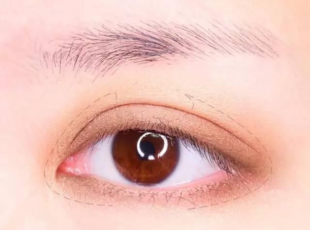 眼妆不会画？这样画让你成为人气王