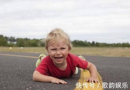 亲爱的|小萝莉接爸爸下班,可把小情人高兴坏了,下一秒跌倒爸爸心疼坏了