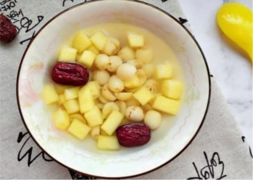 苹果|失眠最怕喝“这汤”,简单煮一煮,补血安神,一觉睡到大天亮