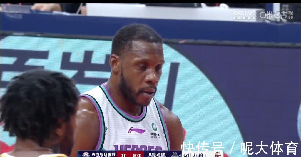 犯规|陶汉林半场砍下两双,哈德森吉伦沃特发威,山东男篮59-44青岛队