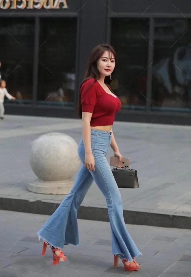 街拍|街拍:大红色上衣搭配阔腿牛仔裤,清爽又活力
