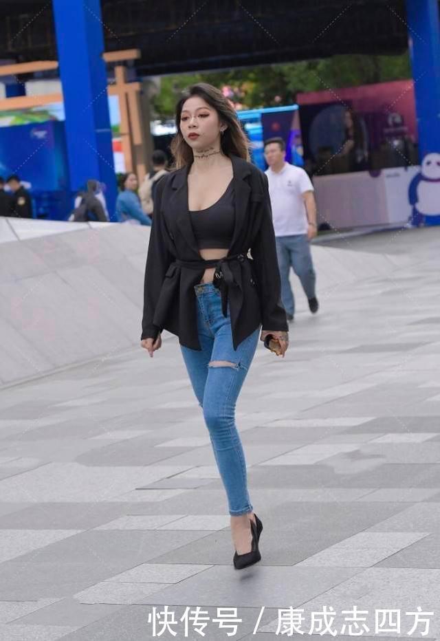 黑色小西装搭配破洞牛仔裤,青春靓丽,自信满满