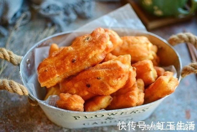 一个鸡蛋，一碗面粉，家庭版油条轻松做，看着就有食欲