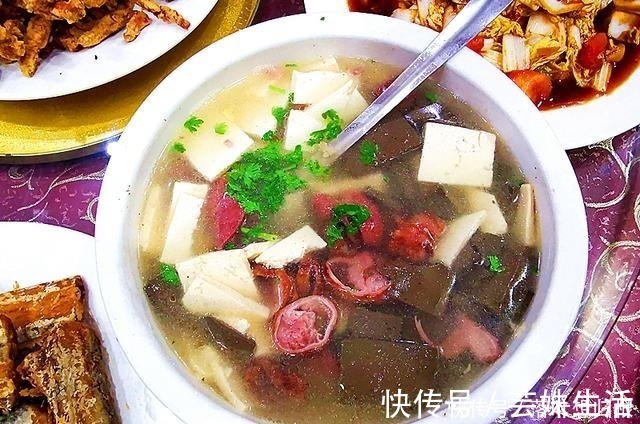 清炒虾仁|外甥女的生日宴，第9个是家乡特色菜，价格最贵，全家人抢着吃