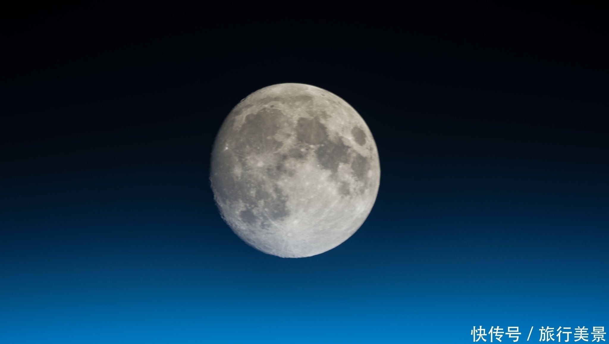 想知道从太空中看满月是什么样子? 国际太空站照片告诉你