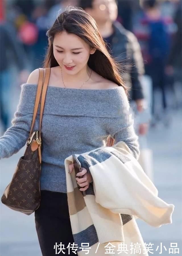 街拍|街拍美女：穿时尚露肩针织衫搭配黑色紧身牛仔裤小姐姐，知性优雅
