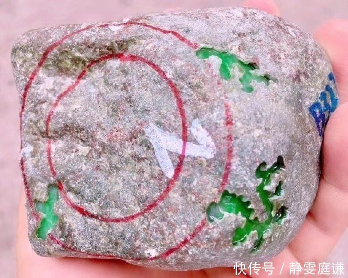 十年无人过问的翡翠原石,大哥看一眼就认定买下,切开瘫倒在地