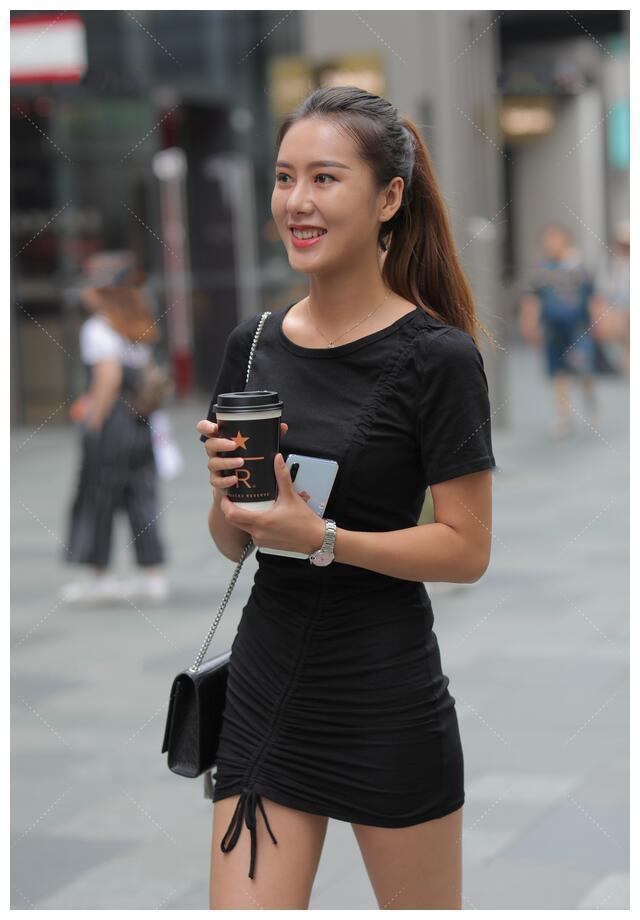 凸显出|简约黑色连衣裙, 穿着简单大方, 却凸显出十足的魅力