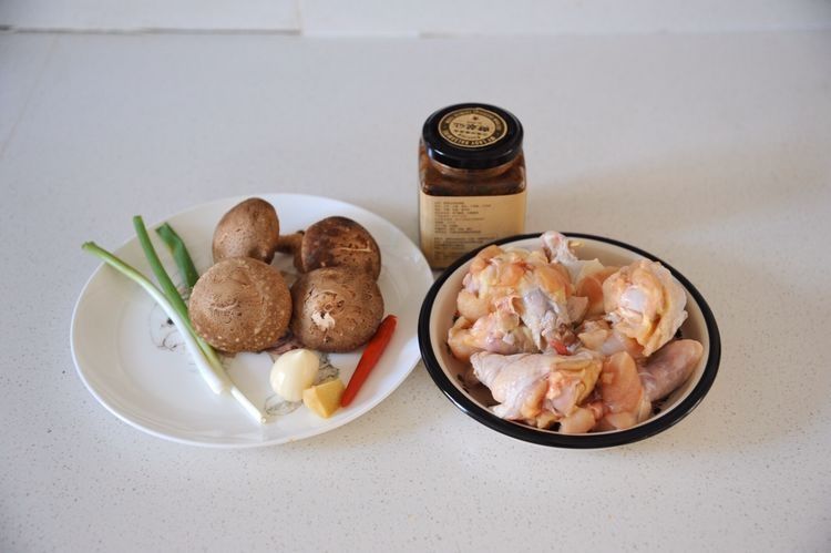 鸡块搭配着香菇一起蒸，肉质鲜嫩又可口，制作简单又美味