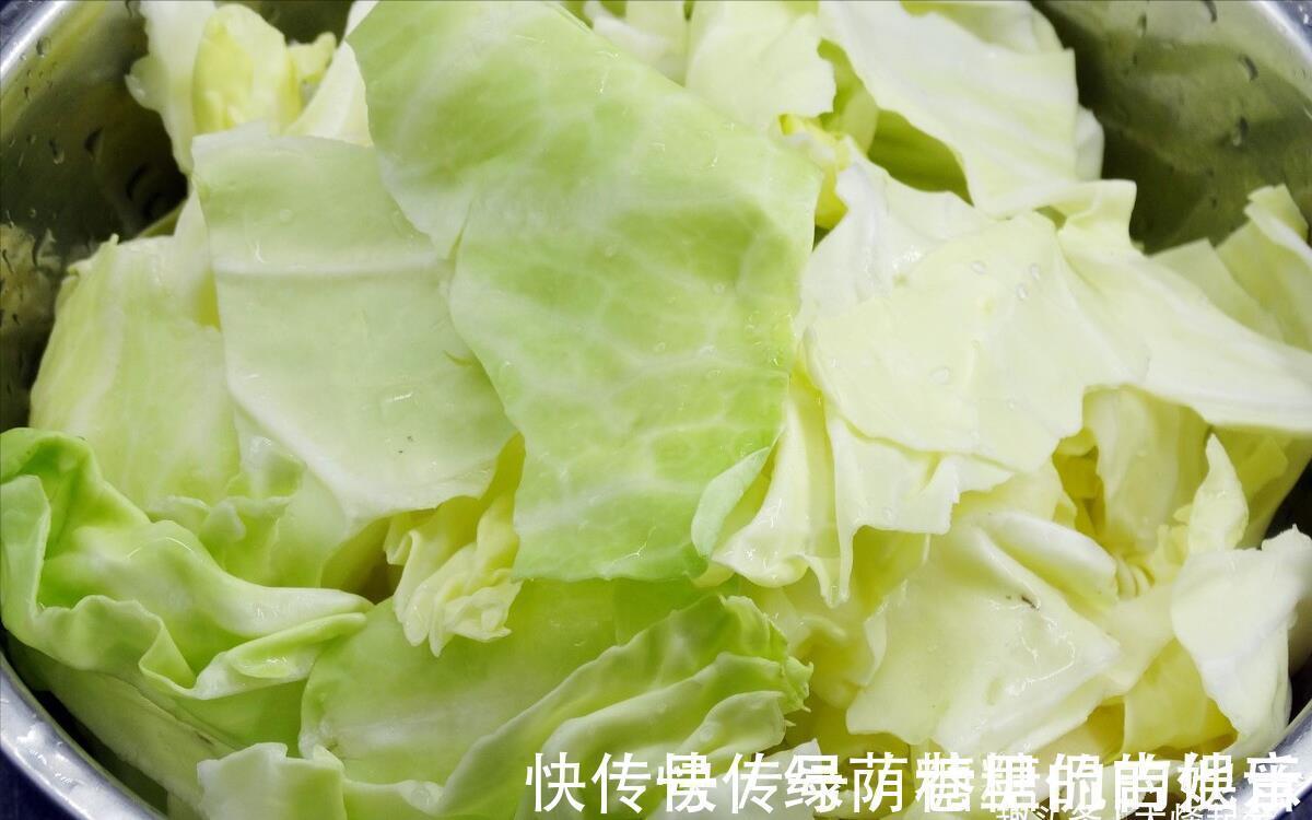 做手撕包菜，不要直接下锅炒，多加1步骤，又香又脆，吃着真下饭