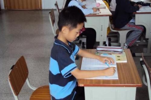 一年级|儿子被罚抄“足”字,宝妈拍照上传后走红,网友笑翻:有内味儿了