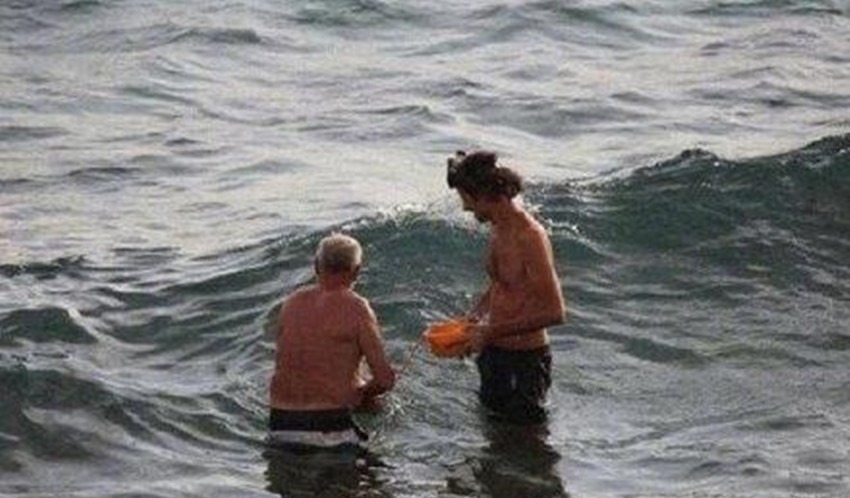 妈妈|海里游个泳就把娃生了,这位妈妈让网友感叹,水中分娩可以很美好