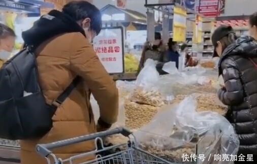 顾客|大姐超市买核桃,竟然手动剥壳称重,你让后面来的顾客怎么办