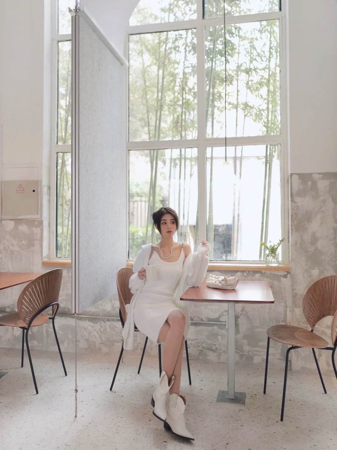 想要穿搭出女神范，尝试一身白色的穿搭，减龄又显清纯