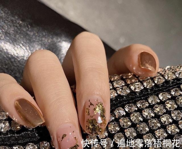 葡萄紫|超气质新年美甲,这几款让你艳压群芳,又酷又美