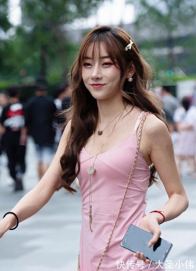 街拍 美女街拍:女同学穿短裙出门,还嫌热非在裙子上“开叉”,大腿都晒黑了