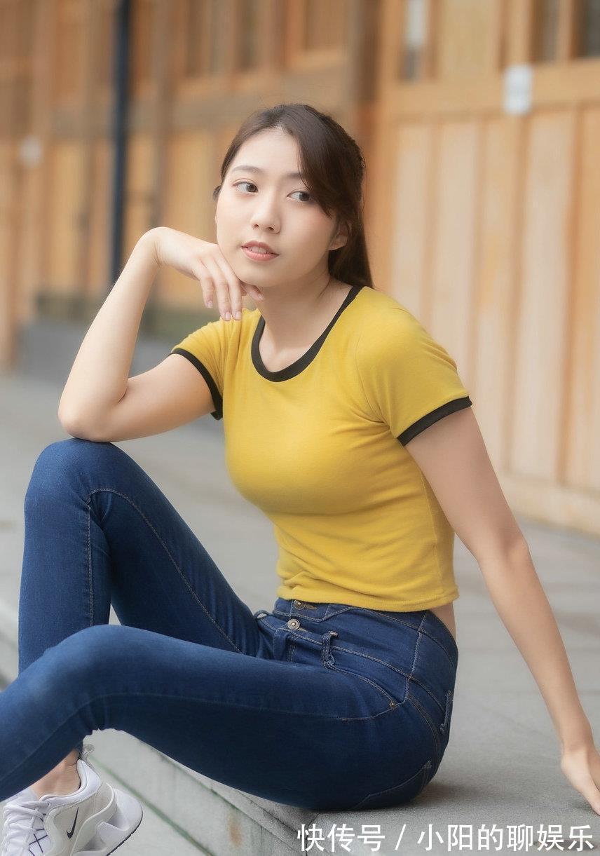 干净利落|牛仔裤上搭黄色的短袖T恤,整体的搭配干净利落,看起来很时髦