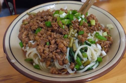 70后大妈开面馆，拌面调料丰富上餐快，一上午不费劲卖300碗面条