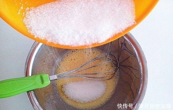 松软香甜的班兰椰香马来糕,做法详细步骤简单,配方毫无保留告您