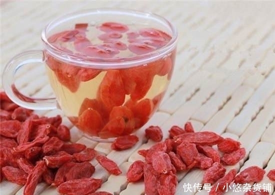 枸杞|枸杞和此物一起泡,每天一杯,血压降了,视力越来越好,皮肤细腻