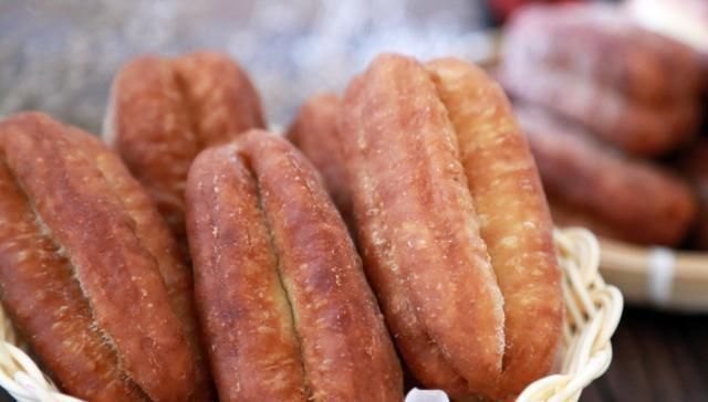 炸油条|1碗面粉，1个鸡蛋，教你做炸油条，个个松脆有韧劲，好吃无添加剂