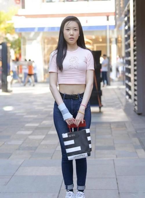 穿搭 今年流行一种新穿法,牛仔裤+小白鞋,中年女士也忍不住了!