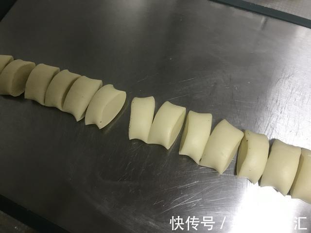 做酥点不用猪油也能酥掉渣，咬一口满嘴香，放三天不变样，吃不够