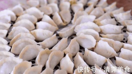 包韭菜饺子,调料越多越难吃,三种就足够了!这样做饺子鲜嫩美味