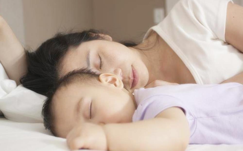 睡眠时间|从小和父母睡,和从小同老人睡的孩子,长大后差距不是一般得大