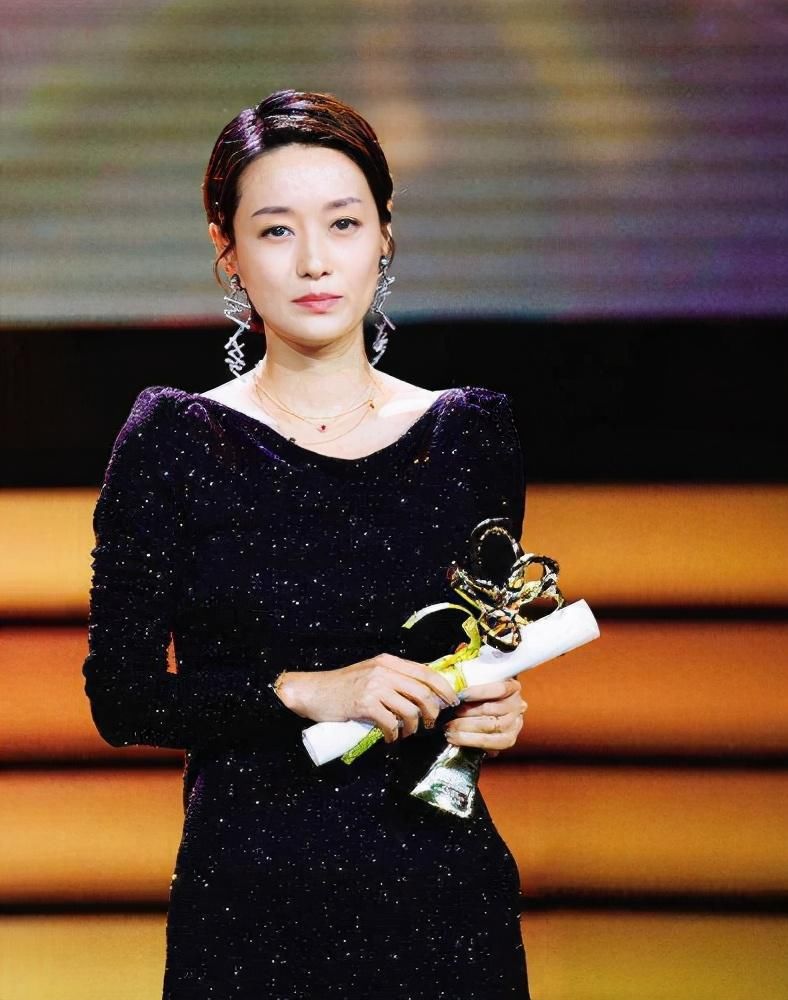  题材|同是敏感题材：唐一菲退赛拒演＂艾莉＂，马伊琍却翻身成＂视后＂