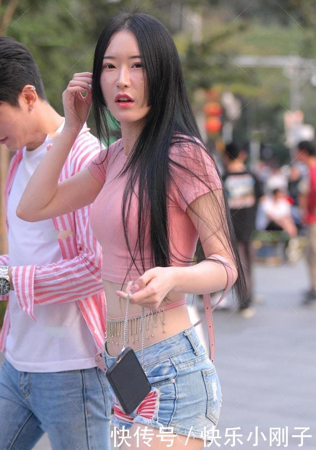 视觉效果|粉色少女风低胸搭配蓝色链条短裤，有气质一点，凸显自己的优势