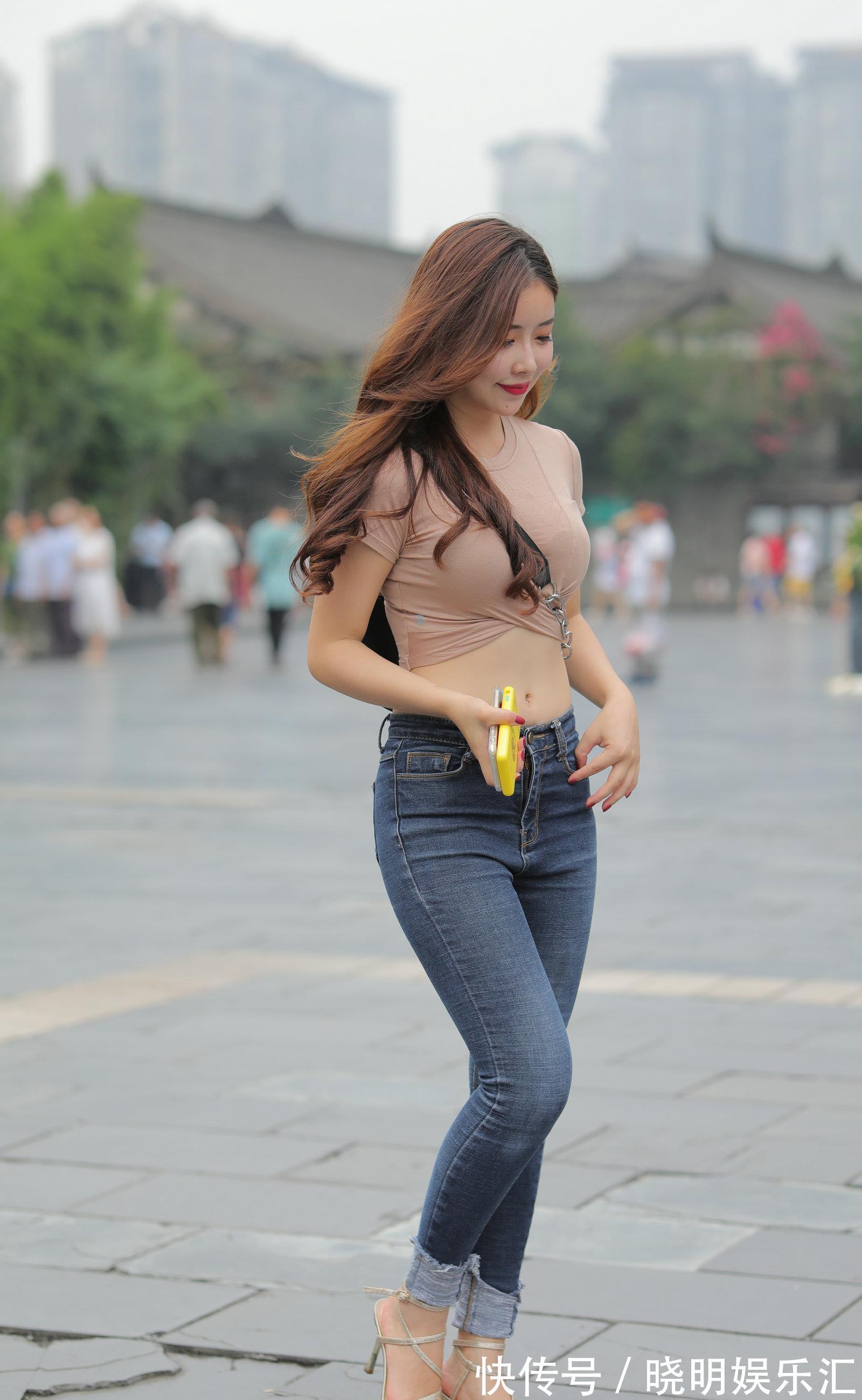 洋气|女生的洋气穿搭，开口喇叭裤配短袖衫，穿出夏季潮流的美