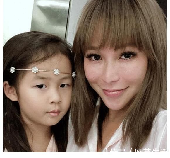 陈慧玲|洗米嫂剪掉十年长发换波波头,新发型穿条纹裙,端高脚杯气质大变