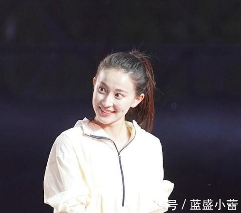 体操运动员|艺术体操女神晒照,自称是假笑少女,梨涡浅笑的她,一字马很吸睛!