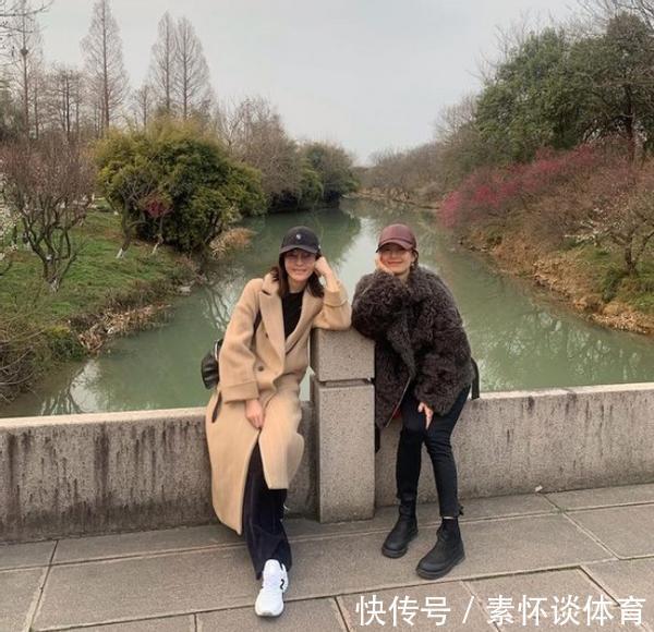 穿搭|45岁马伊琍很会制造亮点,皮草配卫衣减龄时尚,高挑长腿很抢镜