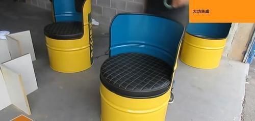 院子|油桶切开改椅子,美观还耐用,摆在院子效果惊人,国外这男子真牛