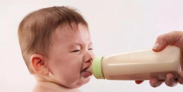 奶粉|给孩子冲奶粉时,先加水,还是先加奶粉新手妈妈可以了解一下