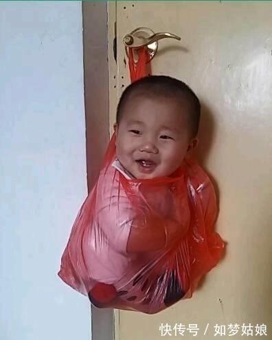 |搞笑图片幽默段子笑话： 哈哈哈，这孩子怎么被挂门上了