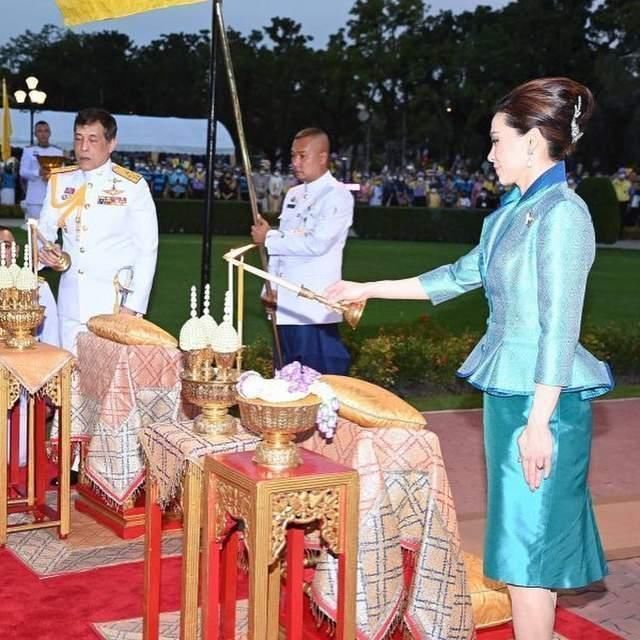 42岁苏提达从头到脚的精致,涂上银色指甲油,配桃花刺绣裙太美!