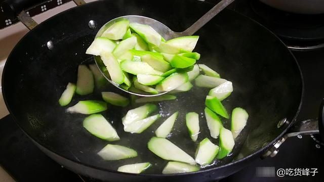 丝瓜炒鸡蛋|炒丝瓜时，最忌直接下锅炒，教你1招，丝瓜翠绿不发黑、还不出水