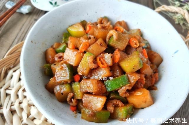 中年|秋天吃它“赛人参”,只要1块钱一斤,简单一焖比吃肉还过瘾!