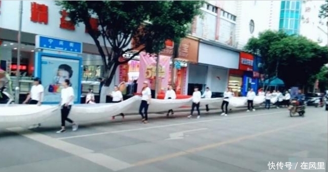 婚礼当天新娘穿99米婚纱裙,惊艳亮相街头,网友:嫁给了爱情!