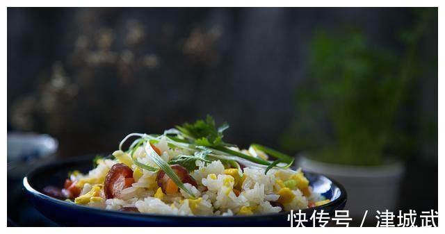 剩饭救星,一个小妙招让你的米饭好吃到爆,五分钟就能上桌!