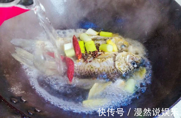 腥味|不管炖什么鱼汤,忌讳加“它”!很多人做错,鱼汤不白还腥