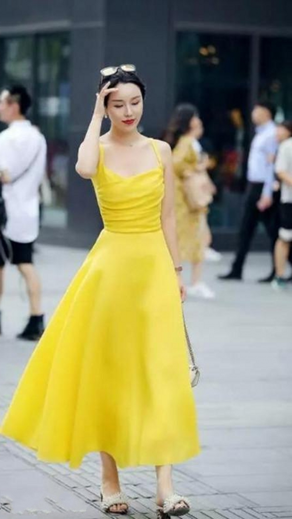 街拍,美女穿简单的白色圆领小背心,美丽大方