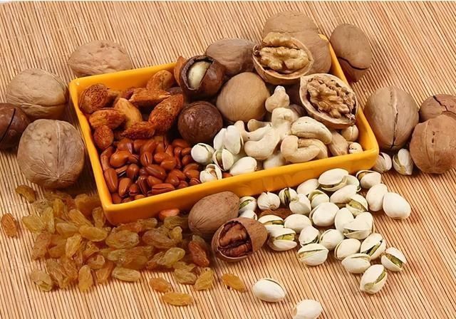 可可|满月婴儿手上戴满“金戒指”,误吞一只险些悲剧,爸妈长点心吧