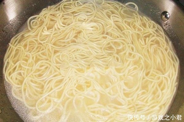 在家自制热干面,调制酱汁最关键,做好后酱汁香浓,味道鲜美!