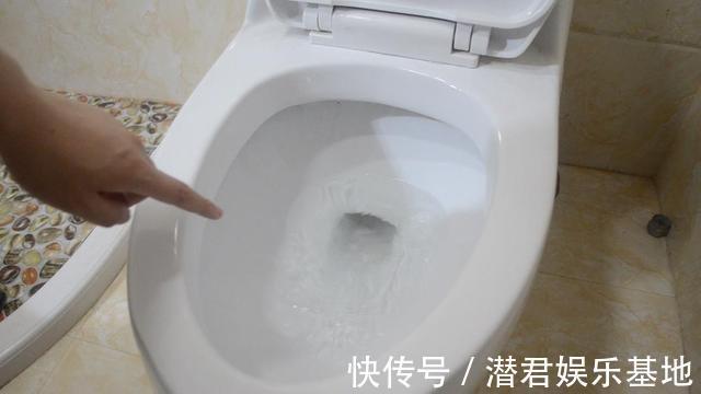 妙招|马桶里撒一把,不管多脏多厚的污渍,一冲就干净,省钱又实用