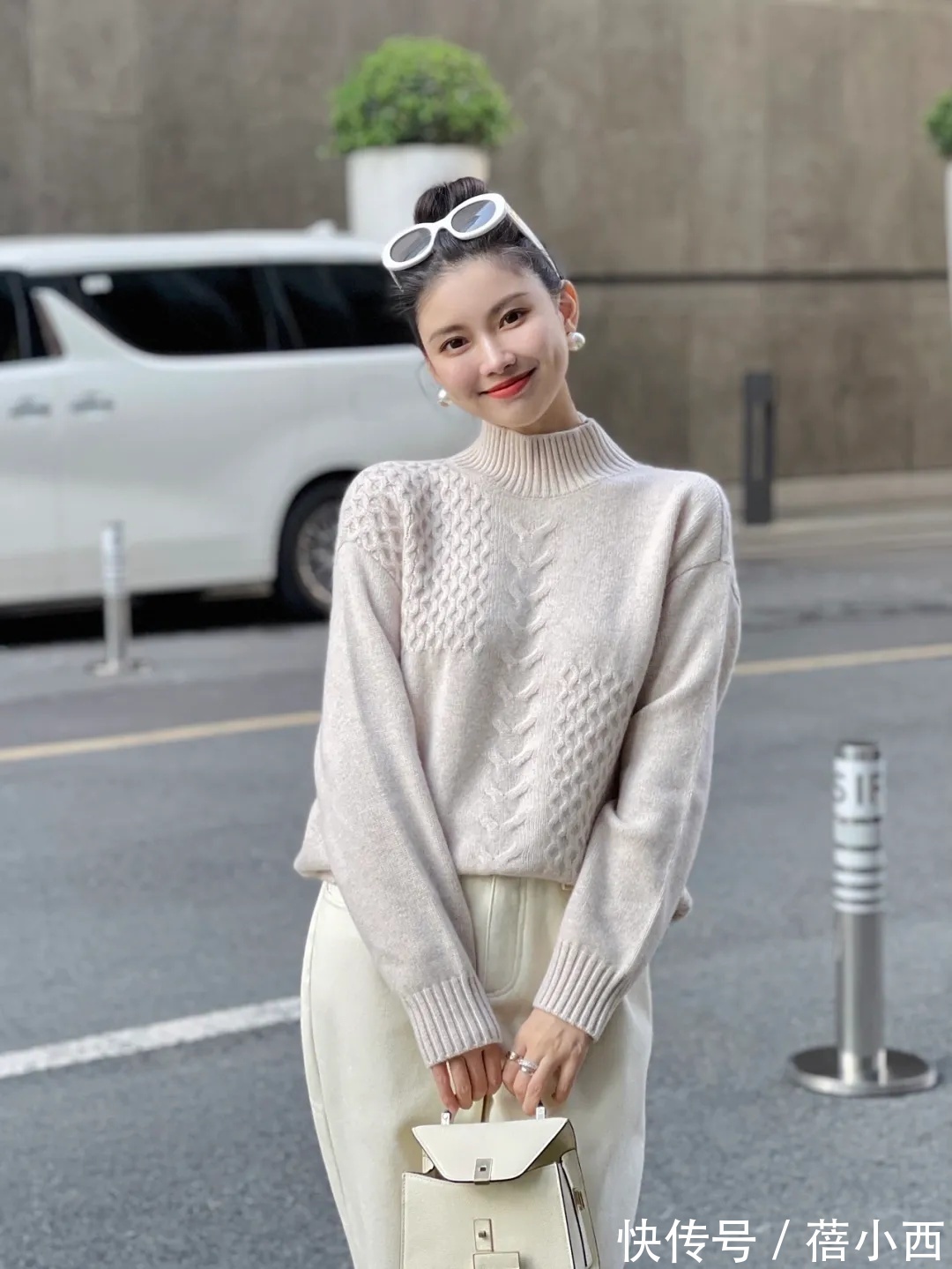 保暖|秋天怎样穿才保暖又时髦?搭配公式“毛衣+牛仔裤”,简约又高级